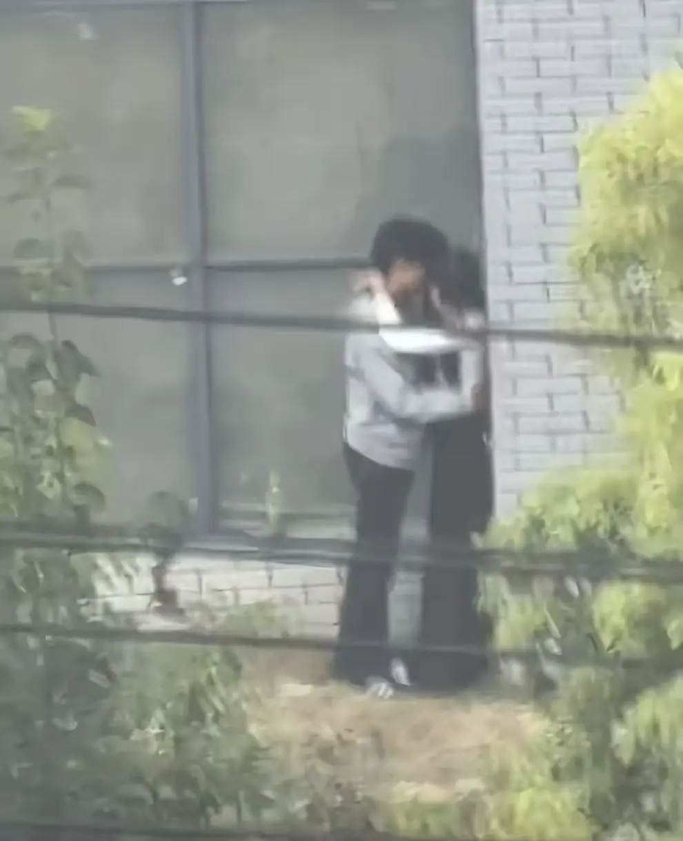 《蚌埠职教园情侣野外视频》资源下载-完整版现场画面流出，蚌埠职教园情侣野外视频原生态实录免费鉴赏